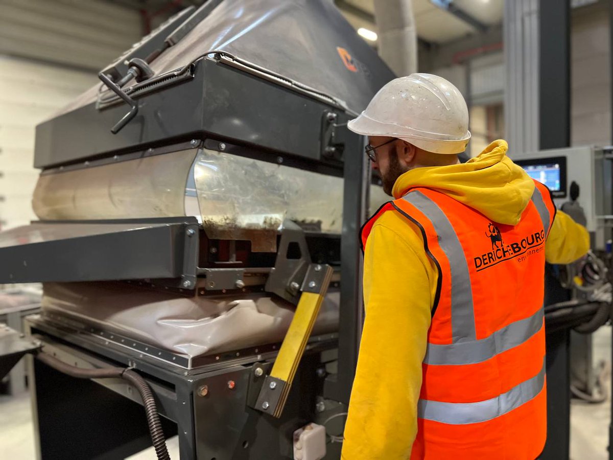 l_margueritte's tweet photo. J'ai visité hier le site de recyclage @derichebourg de Saint-Marcel, dans ma circonscription. 
Chaque jour, entre 80 et 100 tonnes de câbles électriques sont recyclées sur le site de Saint-Marcel. Merci à @NBourouffala, Christina Lievens, et aux salariés pour leur accueil. https://t.co/5ILshSGUZl