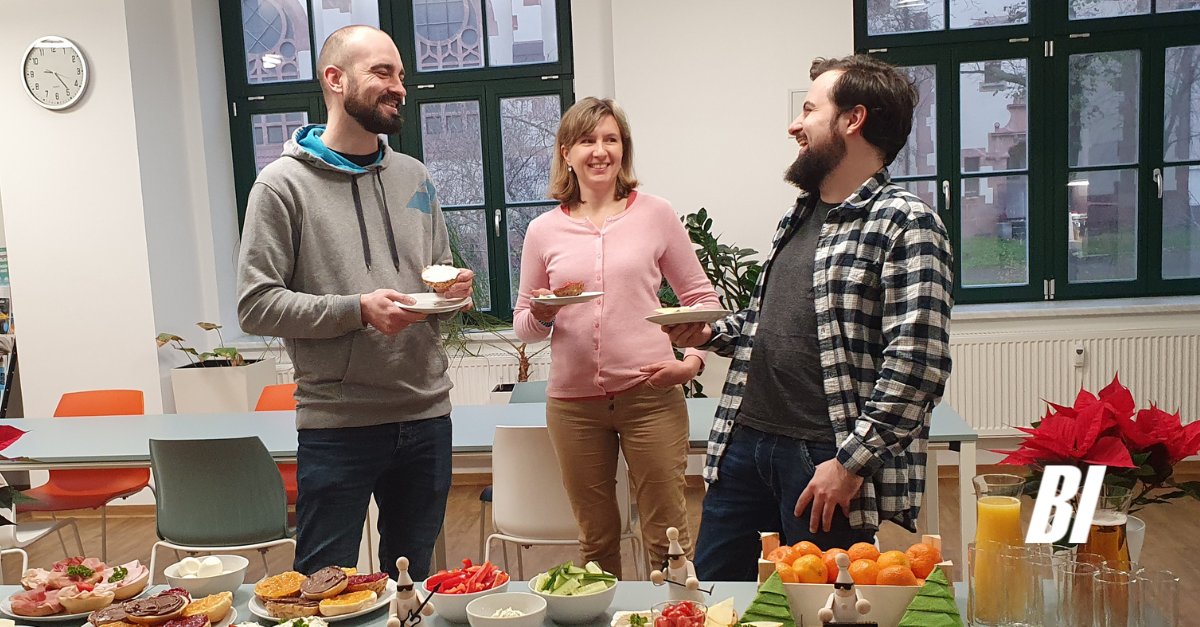 bi_business's tweet photo. Der #Nikolaus war heute wieder fleißig und wir freuen uns über ein leckeres Frühstück! 🎄🎅
Wir sind #dankbar für diesen tollen Start in den Tag und genießen gemeinsam die festliche Stimmung.

#Bestteam #Leipzig https://t.co/FYwjYioJMj