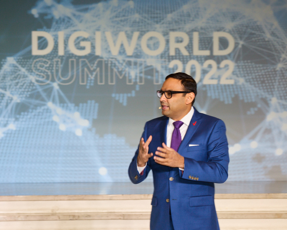 DigiworldInst's tweet photo. [#DWS22 🌐] Our future digital world: a global view

"La 5G est l'une des plus importantes innovations depuis l'arrivée d'Internet" Sowmyanarayan SAMPATH, CEO de @VerizonBusiness 

#SowmyanarayanSampath #worldwide #digital #5G https://t.co/Mun2txuDea