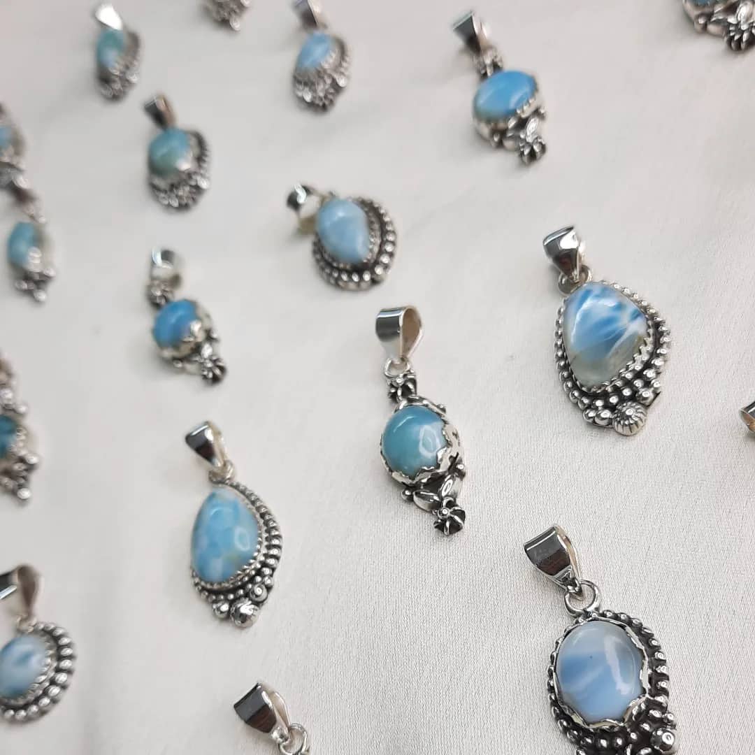 gemexi's tweet photo. 🤍Wearing the soothing but energetic Larimar Pendants cool the tempers of the wearing person and enhance the charm that keeps him as a center of attraction always💙
https://t.co/sXyqVKF7Lj
#gemestone #gemnstonejewelry #silverjewelry #larimarjewelry #gemexi https://t.co/7lQNrFD6jd