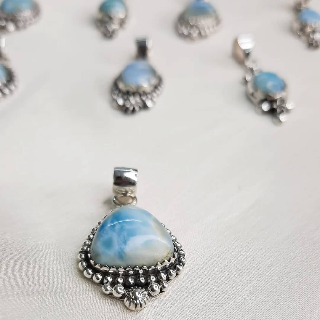 gemexi's tweet photo. 🤍Wearing the soothing but energetic Larimar Pendants cool the tempers of the wearing person and enhance the charm that keeps him as a center of attraction always💙
https://t.co/sXyqVKF7Lj
#gemestone #gemnstonejewelry #silverjewelry #larimarjewelry #gemexi https://t.co/7lQNrFD6jd