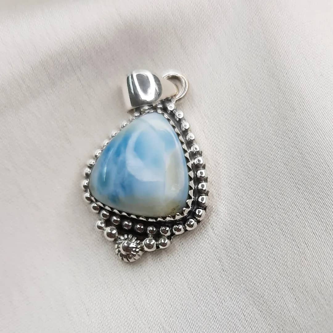 gemexi's tweet photo. 🤍Wearing the soothing but energetic Larimar Pendants cool the tempers of the wearing person and enhance the charm that keeps him as a center of attraction always💙
https://t.co/sXyqVKF7Lj
#gemestone #gemnstonejewelry #silverjewelry #larimarjewelry #gemexi https://t.co/7lQNrFD6jd