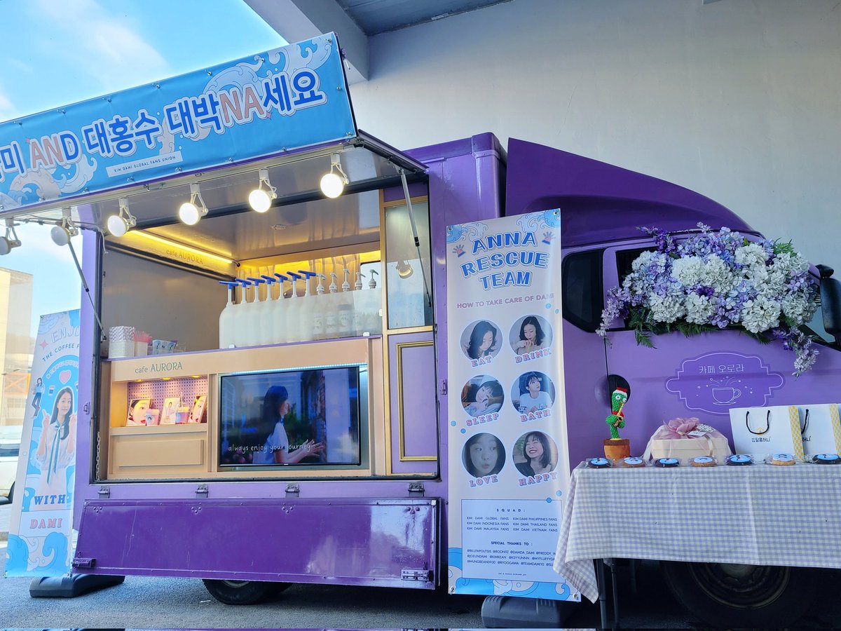 94KINGDAMI's tweet photo. #kimdami global fans union coffee truck for #thegreatflood 🚚

"Enjoy the coffee flood with Dami" ☕🥰

🎁: a christmas cactus doll, honey for dami, manager, &amp; director kim byungwoo, also a fruit basket. 🍯🍎🧑‍🎄

Again, thank you everyone for your love &amp; support for dami. 💕🙇‍♀️ https://t.co/5MwX9FROOd