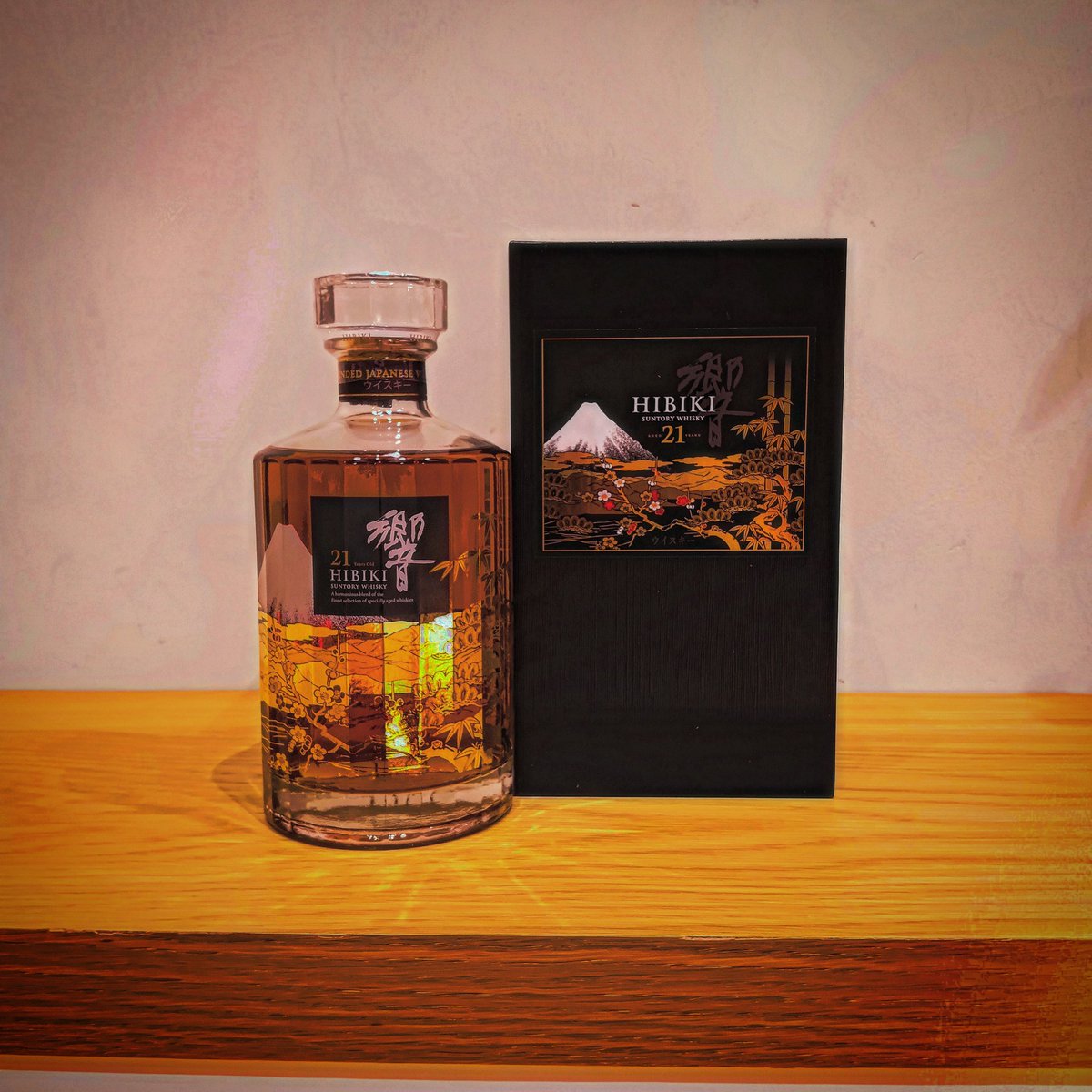 【HIBIKI 21 years　Kachoufuugetsu】
¥140,000

restocked.

#ginzawhiskyshop
#ginzatokyo #GINZA
#HIBIKI　#hibikikachofugetsu 
#japanesewhisky #japanesewhiskyshop 
#lifevacationginza