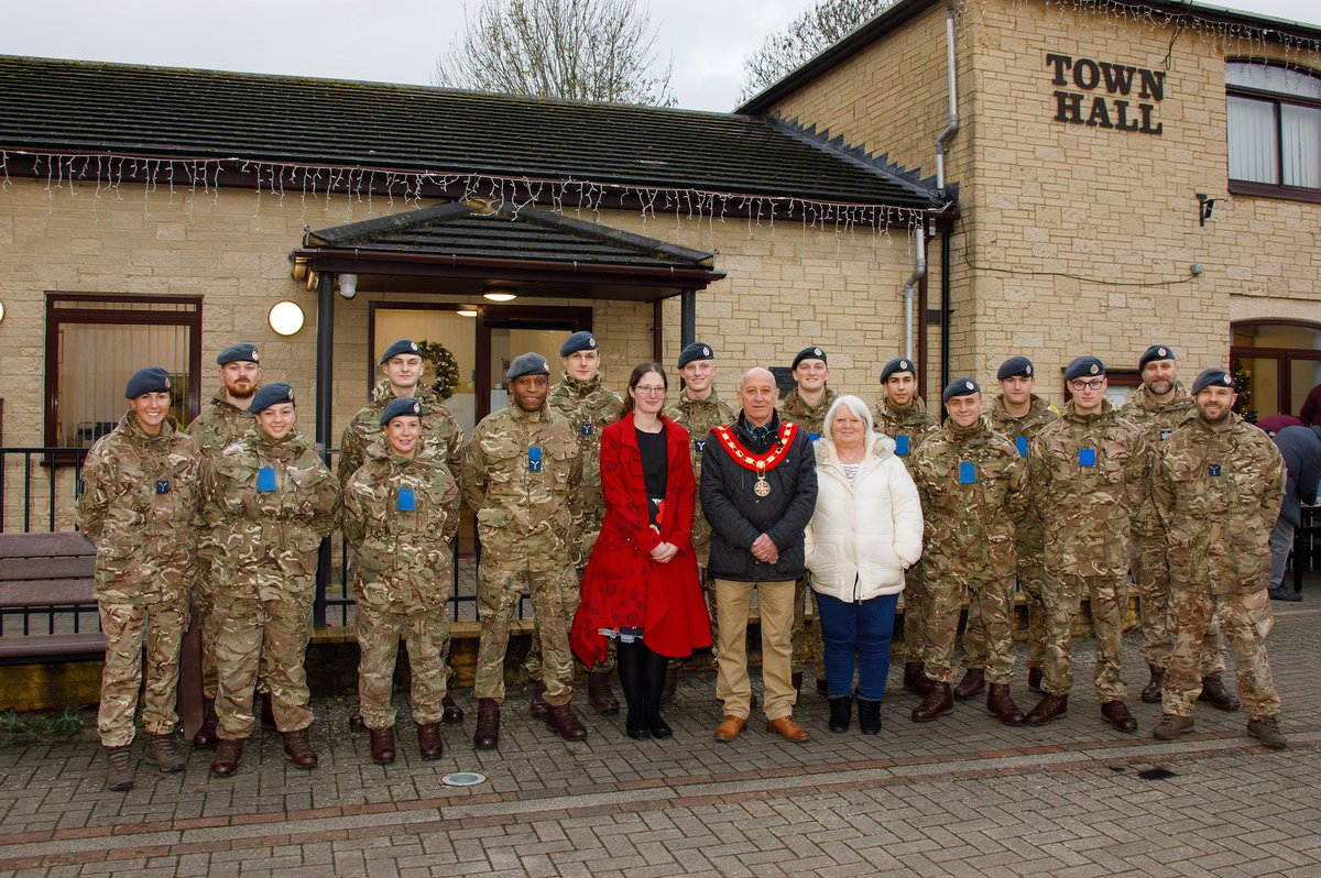 This past weekend members of DMTS and students of BMT Course 115 volunteered to support the switching on of the Carterton Christmas lights (an event DMTS have proudly supported for a number of years). 🎄