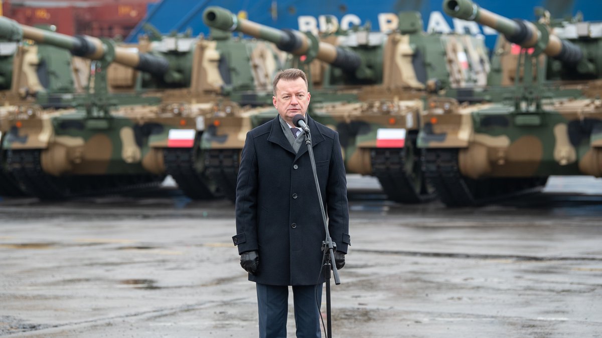 "To ważny dzień w historii #WojskoPolskie. To ważne wydarzenie, które powoduje wzmocnienie siły Wojska Polskiego. Otóż sprzęt sprowadzony z 🇰🇷 – czołgi K2 i armatohaubice K9 są na 🇵🇱 ziemi - mówił wicepremier <a href="/mblaszczak/">Mariusz Błaszczak</a> w #Gdynia.
-
📄 tiny.pl/wfljb