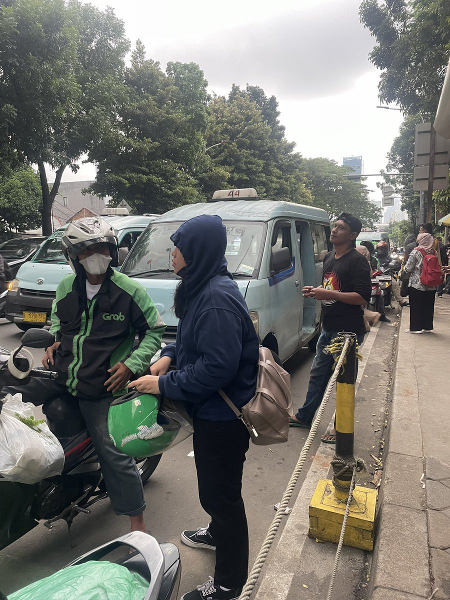 mbakpit's tweet photo. @TMCPoldaMetro di depan halte SD sebelah kokas sekarang mikroletnya. ngetem dan berenti sembarangan bikin macet jalanan. Tolong ditertibkan. https://t.co/L5M0HDNsNL
