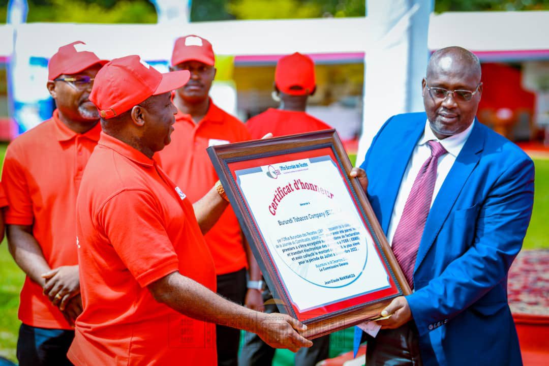 #Burundi: La journée a été également marquée par la remise des Prix aux contribuables les plus conformes, et des entreprises qui ont soutenu d’une façon ou d’une autre l'<a href="/OBR_BI/">Office Bdais des Recettes</a>, notamment en augmentant sensiblement le volume des impôts versés dans le trésor public.