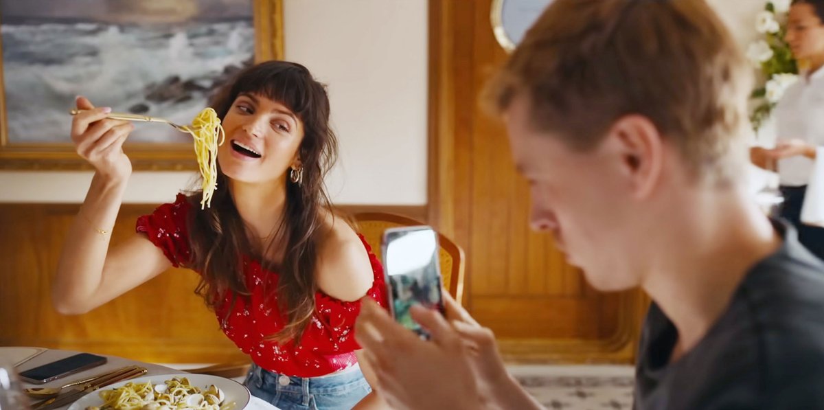 Pasangan influencer muda diundang menaiki kapal pesiar mewah khusus orang-orang kelebihan duit. Dari sini, kekacauan hebat pun terjadi &amp; membawa 'Triangle of Sadness' sebagai tontonan komedi satir nan kocak yg menyentil kemunafikan manusia sekaligus para pecandu kekuasaan. Apik!