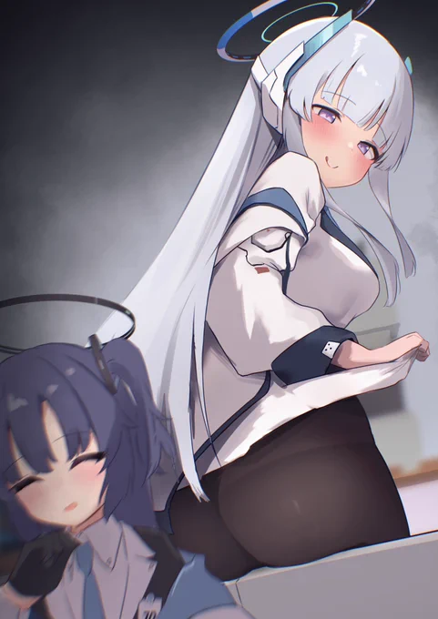 先生にお時間いただけてご機嫌なユウカ。なぜか視線が逸れてしまう先生。 #ブルアカ 