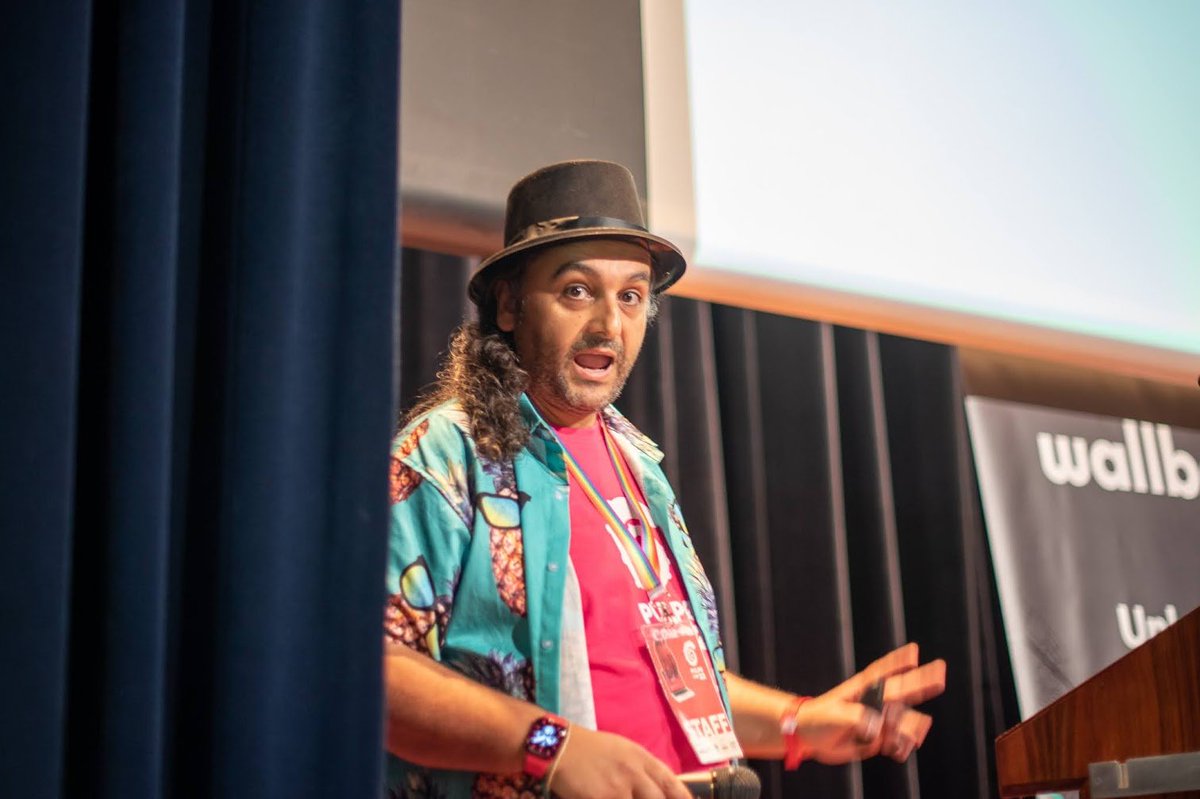 phpulpocon's tweet image. Llegaba el momento de empezar con la charla de apertura y benvenida conducida por @rolando_caldas ante la atenta mirada y escrutinio de nuestro pulpo de compañia