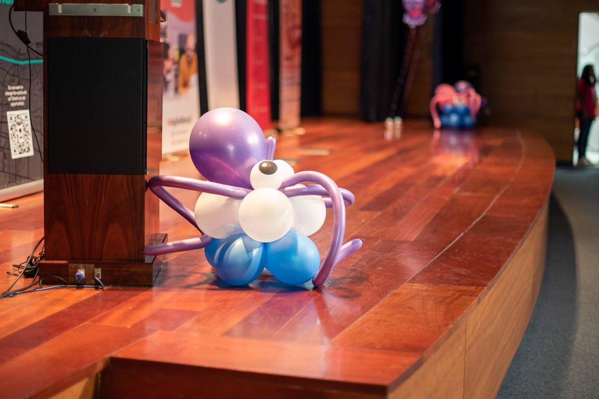 phpulpocon's tweet image. Llegaba el momento de empezar con la charla de apertura y benvenida conducida por @rolando_caldas ante la atenta mirada y escrutinio de nuestro pulpo de compañia