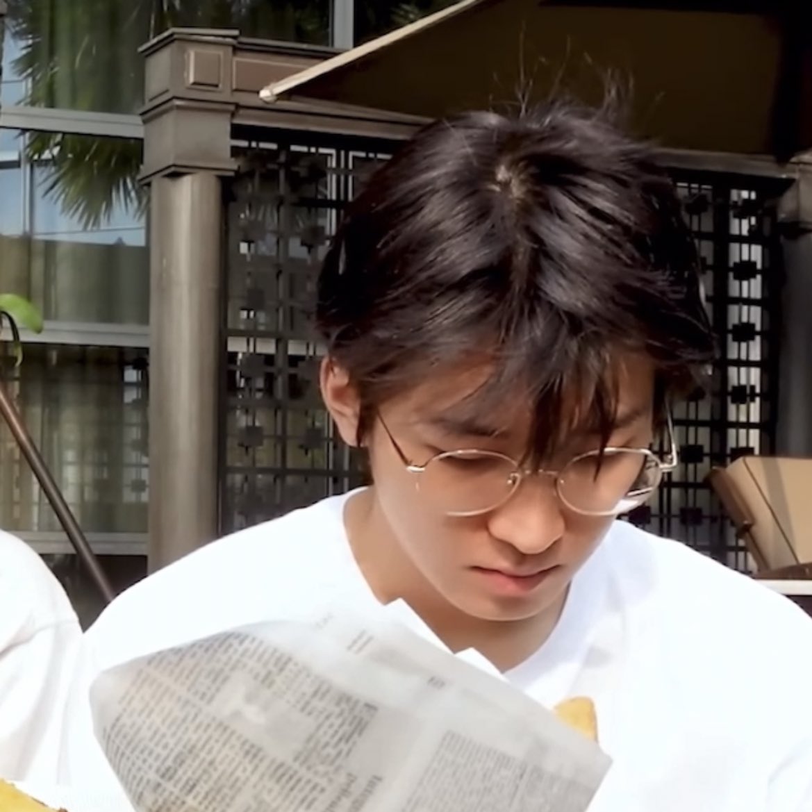 tinkswonu's tweet photo. bare faced wonwoo and the wind blowing through his hair 😵‍💫🤍 so handsome https://t.co/CFLzkWLZCM