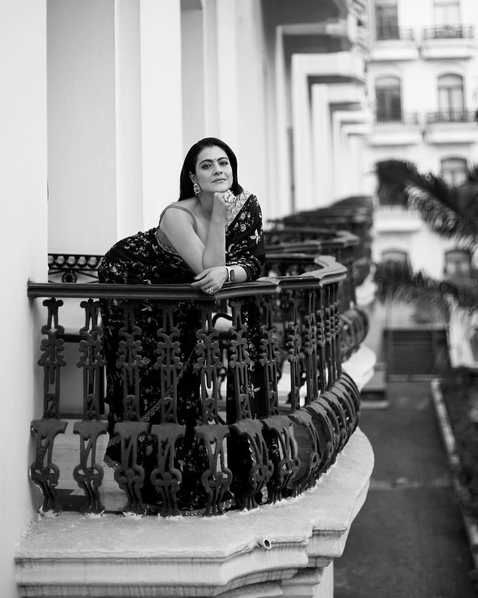 itsKajolD's tweet photo. Feeling the Kolkata vibes 😍✨
.
#KolkataDiaries #RedForSalaamVenky #SalaamVenky https://t.co/AWSc9NiT74