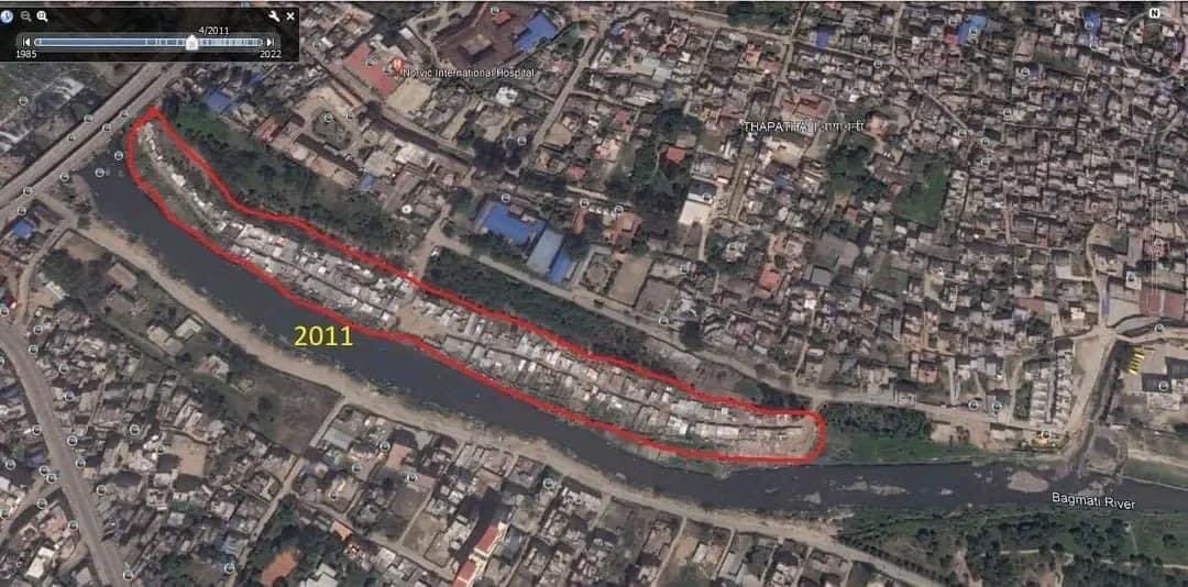 थापाथलीमा बागमती तट अतिक्रमणको टाइमलाइन। 

कसैले ४० वर्ष देखि थिए भन्ने,कसैले ३२ वर्ष देखि थिए भन्ने! खाँस कुरा के हो यता हेरौं।

Google satellite ले खिचेका दृष्यहरु हेर्दा, ६२/६३ को आन्दोलन पश्चात् गणतन्त्र आईसके पछि दलहरुको छत्रछायाँमा यो बस्ती बसाईएको देखिन्छ।
By:Binod Paudyal
