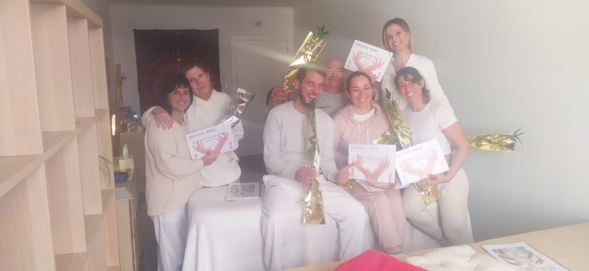 dondeberta's tweet image. 1 nueva promoción d Reiki I
+ personas iniciadas en Reiki recibiendo la 1ªSintonización
Estamos + en contacto con nuestra dimensión espiritual,despertando la conciencia,cambiando la forma d relacionarnos con nosotros y con la realidad
Gracias a tod@s x haberlo hecho posible💚💚💚