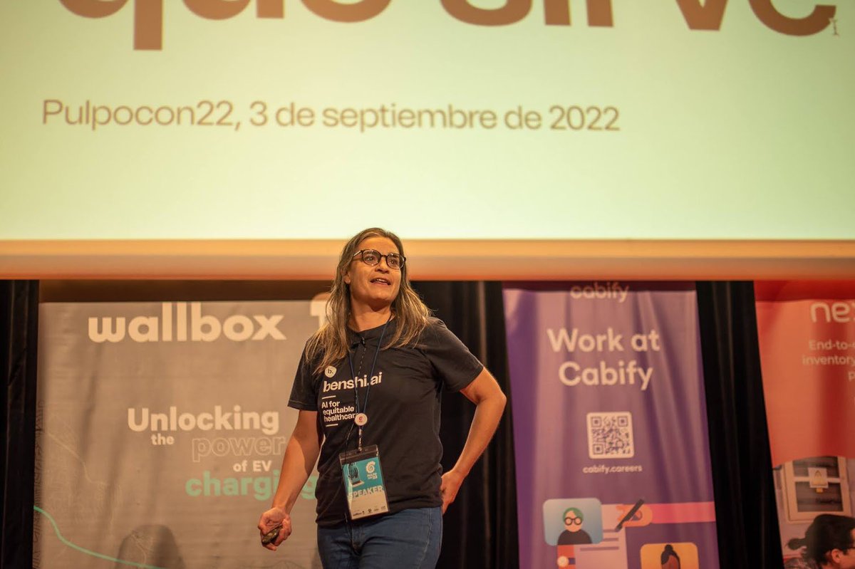 phpulpocon's tweet image. Ya metidos en materia @anafrio inauguraba las charlas y nos hablaba sobre "¿Qué es la ciencia de datos y para qué sirve?" ante un auditorio ya repleto