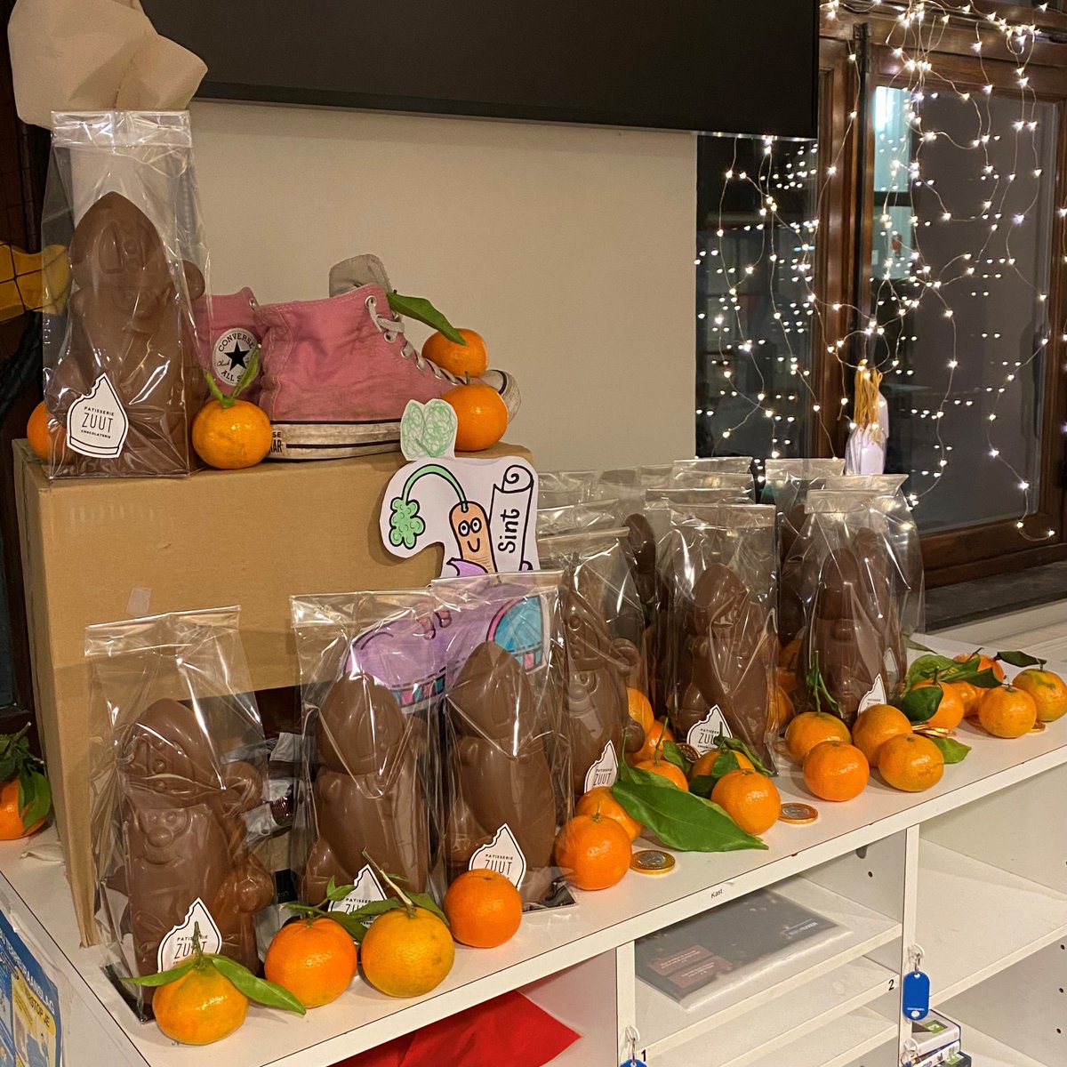 agora_kuleuven's tweet photo. Sinterklaas beloonde de 16 brave en ijverige assistent-adviseurs die Leercentrum Agora ook open houden tot de late uurtjes, tijdens weekends, feestdagen en in de kerstweek. 🍫🥰 #sinterklaas #zuut https://t.co/O0OTovb65P