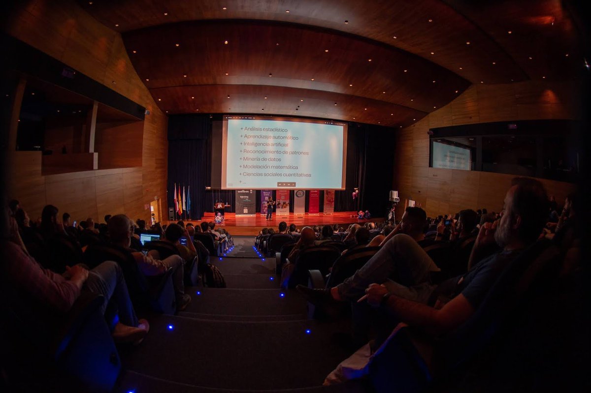phpulpocon's tweet image. Ya metidos en materia @anafrio inauguraba las charlas y nos hablaba sobre "¿Qué es la ciencia de datos y para qué sirve?" ante un auditorio ya repleto