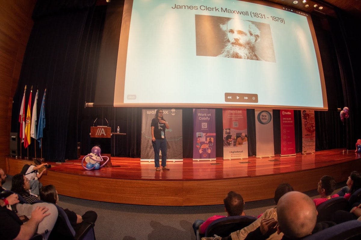 phpulpocon's tweet image. Ya metidos en materia @anafrio inauguraba las charlas y nos hablaba sobre "¿Qué es la ciencia de datos y para qué sirve?" ante un auditorio ya repleto