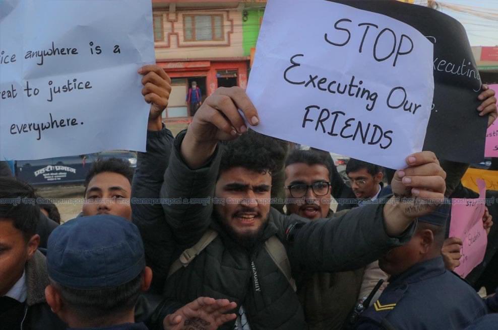 SaanMay9's tweet photo. #Nepal students stand together with Myanmar students.On the 5th of December, students from the Nepal Student union protested in front of the Myanmar Embassy Nepal against the military decision in Myanmar.Students got arrested by the Nepal Police.
#StopExecutingOurStudents https://t.co/EZtZ9IcSq9