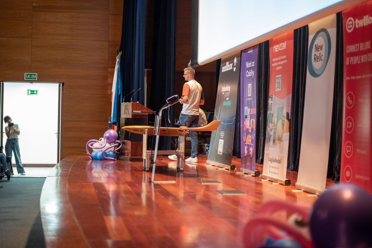 phpulpocon's tweet image. Después @eloycoto con un espectacular dron sobre el escenario nos habló sobre edge computing con su charla "Get rid of your delay, introducing edge computing!"