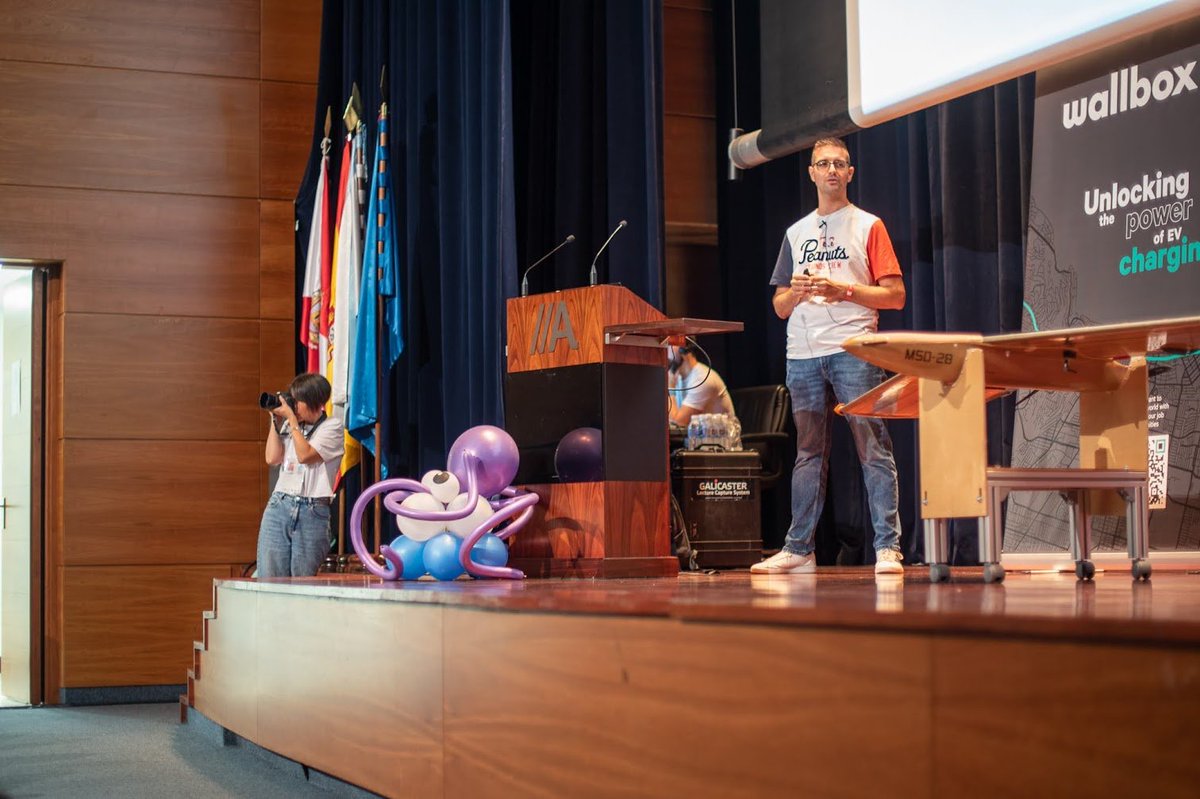 phpulpocon's tweet image. Después @eloycoto con un espectacular dron sobre el escenario nos habló sobre edge computing con su charla "Get rid of your delay, introducing edge computing!"