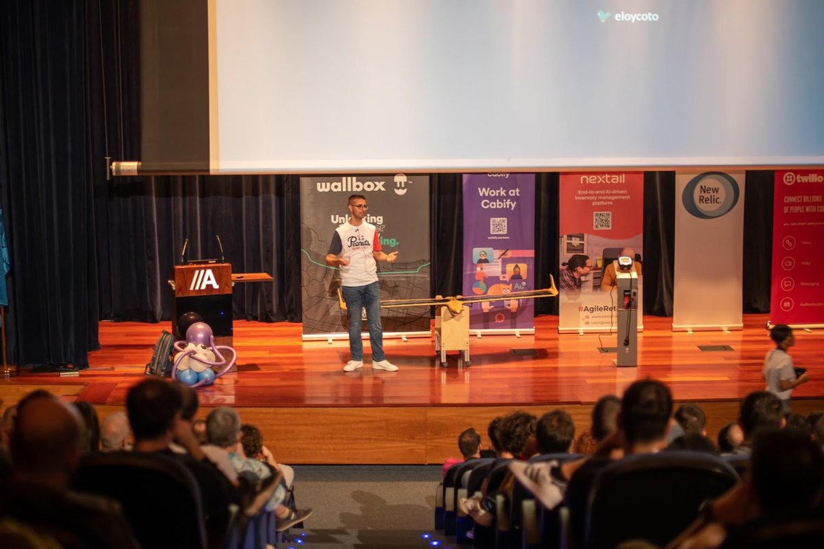 phpulpocon's tweet image. Después @eloycoto con un espectacular dron sobre el escenario nos habló sobre edge computing con su charla "Get rid of your delay, introducing edge computing!"