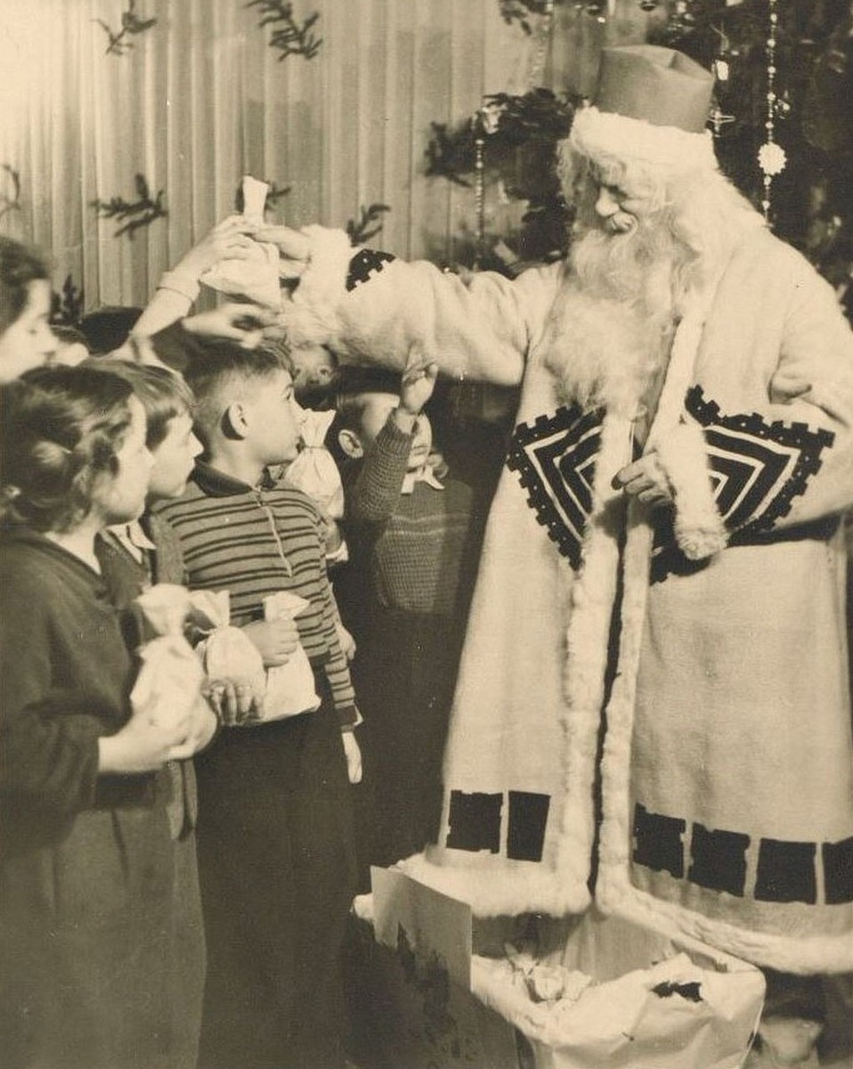 ComeniusUni's tweet photo. 🧑‍🎄Saint Nicholas, Old Man Frost, or Santa Claus?
🎄Just before #Christmas and at Christmastime, the situation in Slovak households sometimes becomes bizarre.
👩‍🏫Professor Marta Botiková studied the phenomenon of gift-giving beings.
#SaintNicolas
https://t.co/g0xHkrSw6L https://t.co/8LC8zQSARD