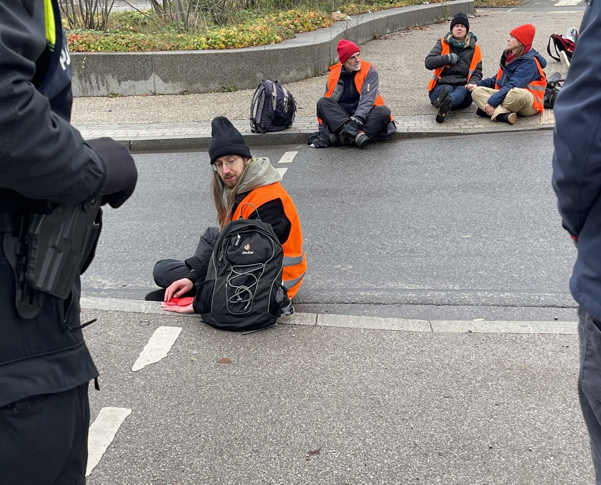 Auf der Fahrbahn festgeklebte #Klimaaktivisten in #Sendling. Protest an der Garmischer Straße von 6 Mitgliedern von #LetzteGeneration. Zweite Aktion dieses Tages. <a href="/BR24/">BR24</a>