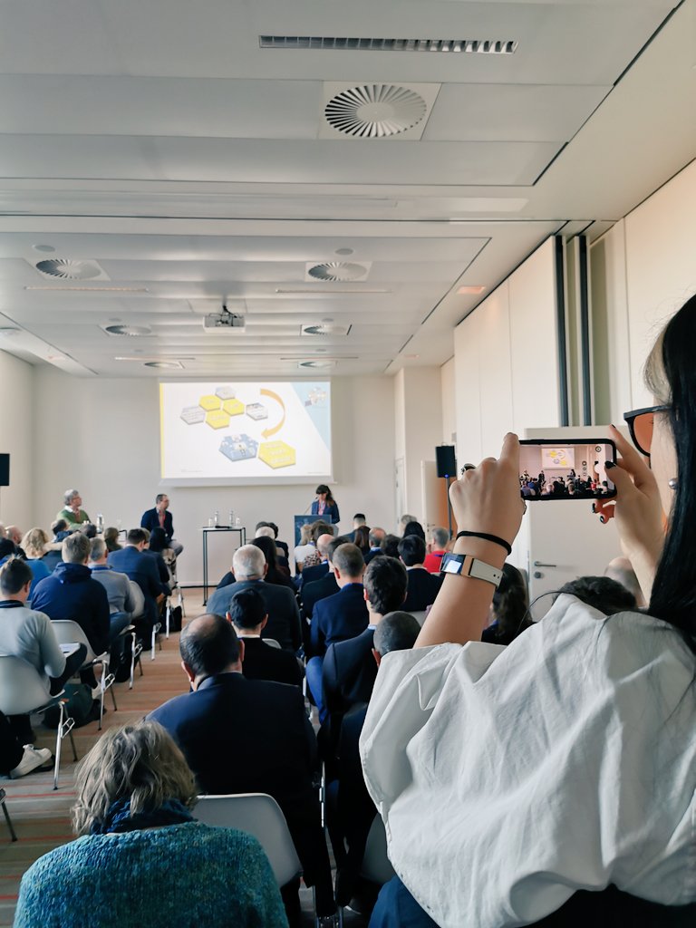 EvelineVlas's tweet photo. The most complete offering of datasets and APIs in Flanders, the #datavindplaats @digi_vlaanderen re-uses the DCAT-AP standards in several OSLO extensions #SEMIC2022
🔗https://t.co/cO2SIHfpHb https://t.co/HH6tLMjF2Y