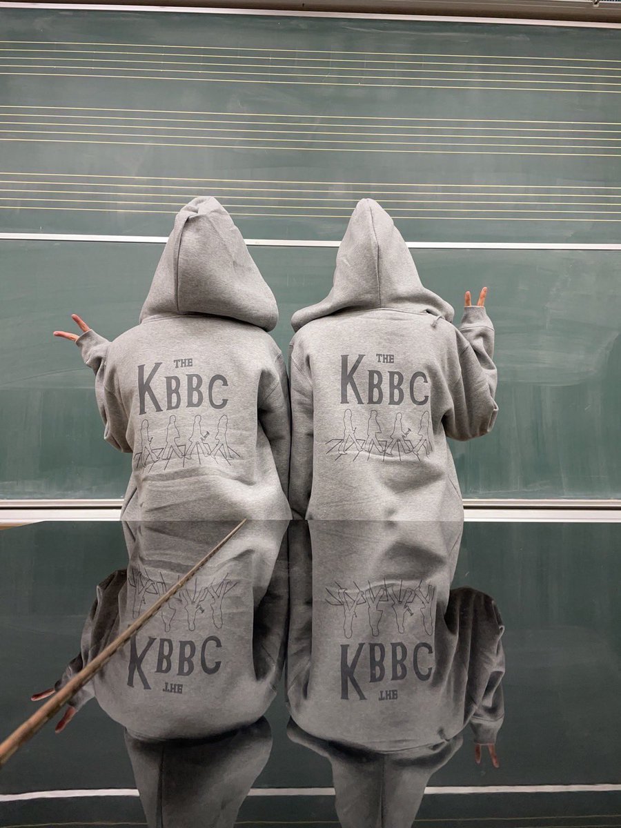 kbbc_amour's tweet photo. 今年も部活パーカーを作りましたー!
衣装係の子達がデザインを考えてくれました♪ありがと‼︎とてもオシャレ!このパーカーを着て練習頑張ります✨
#春日井高校 #kbbc #パーカー https://t.co/AYzC8vJtlb