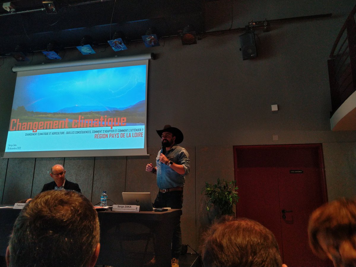 FricaudAlexand1's tweet photo. intervention de @SergeZaka a l AG #AS44 sur le #changementclimatique dans notre #regionpaysdeLoire @FNSEA44 @jeunesagri44 https://t.co/EFBPvXhtj0