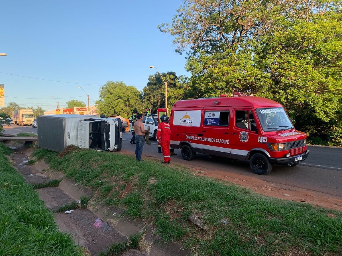 BomberosCaacupe's tweet photo. Accidente vehicular. Km 52 aproximadamente de la Ruta PY02. Cubre móvil AR5 🚑. https://t.co/ek2vnWH8nI