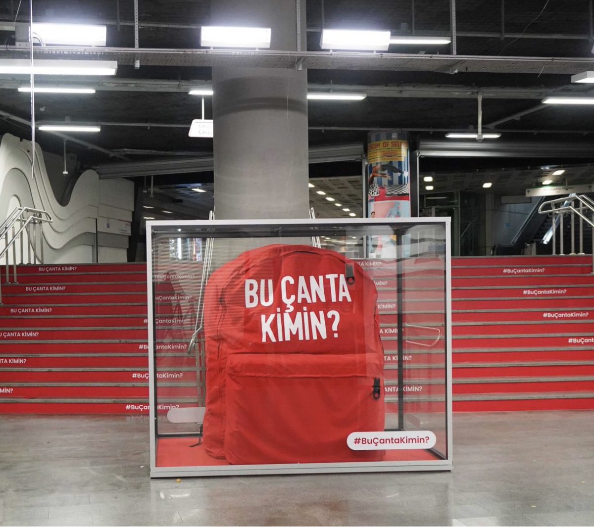 Mecidiyeköy metro durağında kocaman, kırmızı bir çanta ! #bucantakimin acaba?