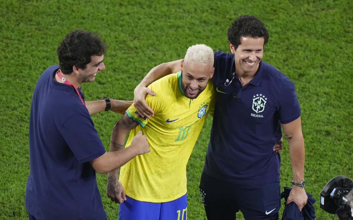 eusavio's tweet photo. Ao final do jogo contra a Coreia do Sul, @neymarjr celebrou com integrantes da equipe médica que trabalhou na sua recuperação, entre eles o Rodrigo Lasmar e Felipe Kalil. @CBF_Futebol #cbf #CopaDoMundo2022 #FIFAWorldCup #Neymar https://t.co/i7owElDMSE