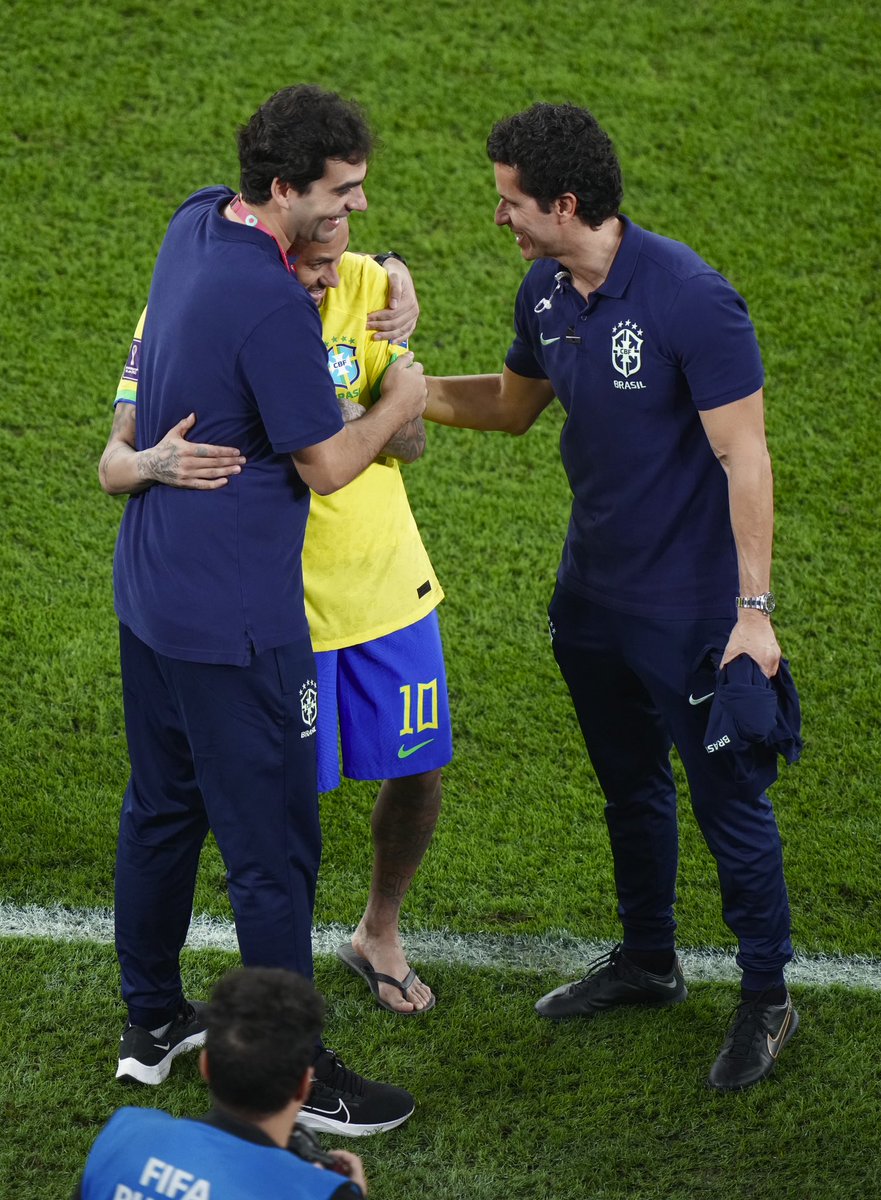 eusavio's tweet photo. Ao final do jogo contra a Coreia do Sul, @neymarjr celebrou com integrantes da equipe médica que trabalhou na sua recuperação, entre eles o Rodrigo Lasmar e Felipe Kalil. @CBF_Futebol #cbf #CopaDoMundo2022 #FIFAWorldCup #Neymar https://t.co/i7owElDMSE
