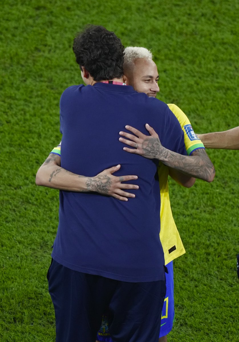 eusavio's tweet photo. Ao final do jogo contra a Coreia do Sul, @neymarjr celebrou com integrantes da equipe médica que trabalhou na sua recuperação, entre eles o Rodrigo Lasmar e Felipe Kalil. @CBF_Futebol #cbf #CopaDoMundo2022 #FIFAWorldCup #Neymar https://t.co/i7owElDMSE