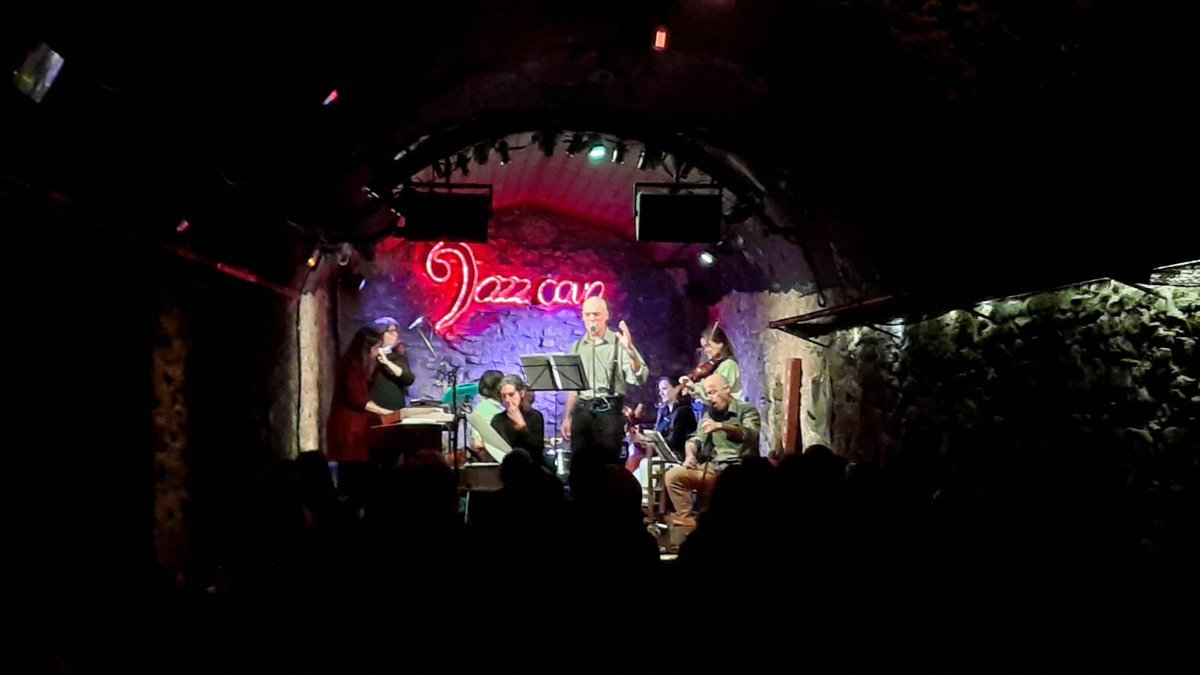 ofireluche's tweet photo. Ens acabem d’adonar que vam tocar a la @jazzcava de #Vic al mateix dia amb 11 anys de diferència!
#Efemerides #coincidenciesmaques #jazzcava https://t.co/TBZPooWE7u