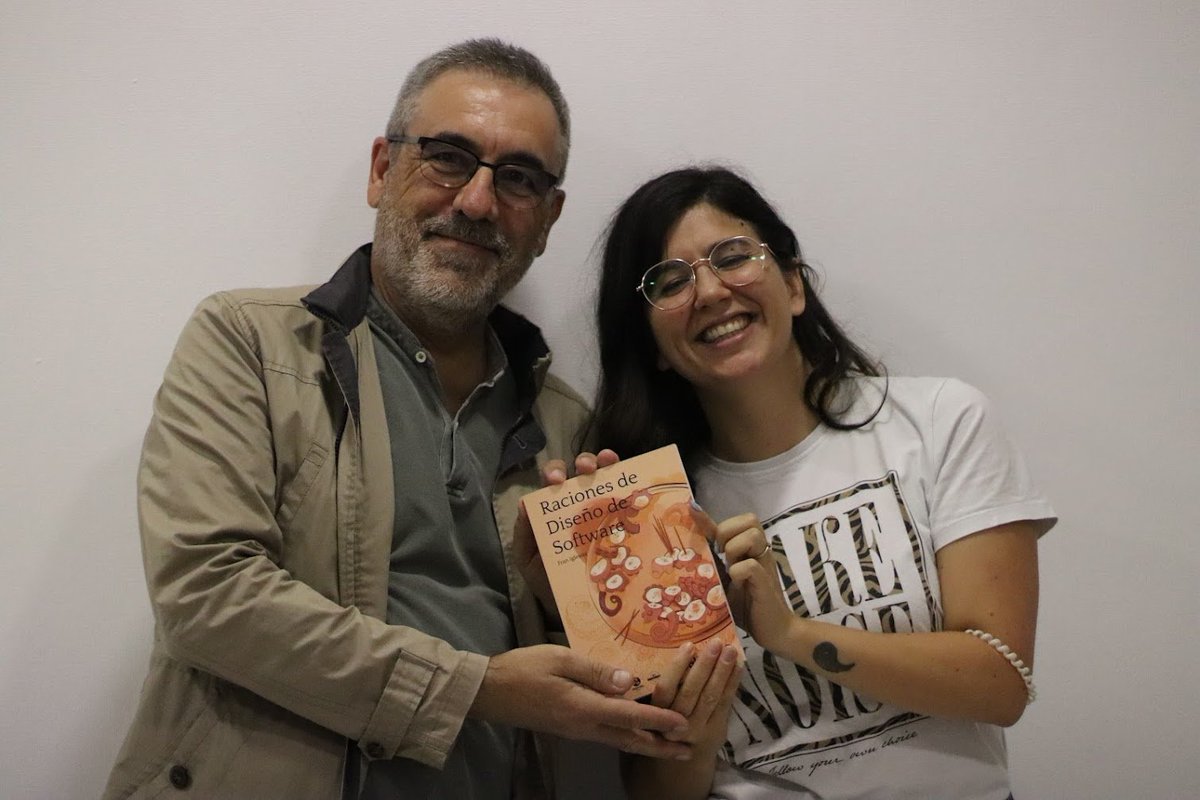 phpulpocon's tweet image. Juntamos en el mismo espacio a @talkingbit1, autor del libro que acompañaba el welcome pack y a @FalquePaws autora de la ilustración de la portada del libro. No podemos olvidar mencionar a @pedrofigueras autor del logo y de la identidad corporativa tan molona que tenemos