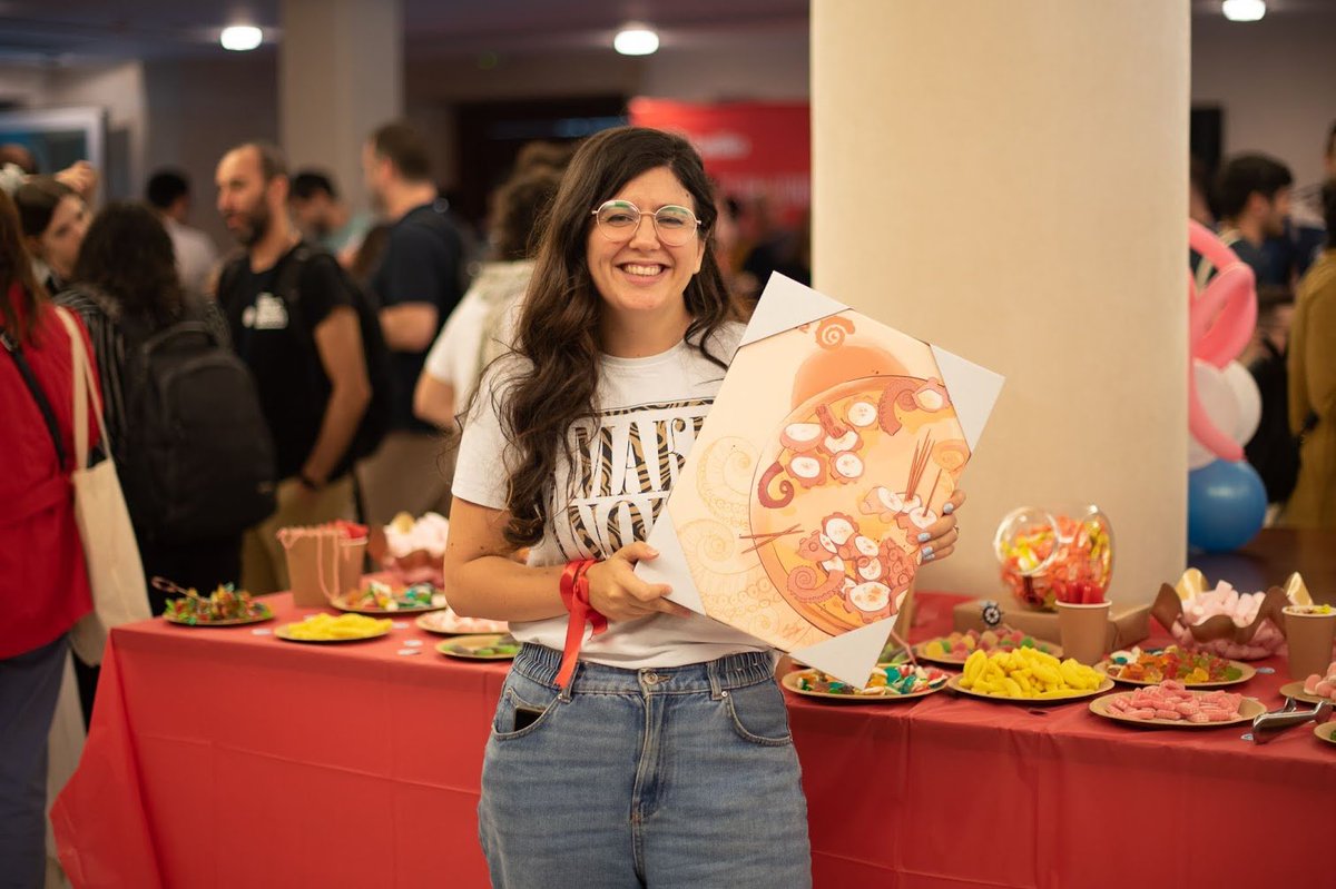 phpulpocon's tweet image. Juntamos en el mismo espacio a @talkingbit1, autor del libro que acompañaba el welcome pack y a @FalquePaws autora de la ilustración de la portada del libro. No podemos olvidar mencionar a @pedrofigueras autor del logo y de la identidad corporativa tan molona que tenemos