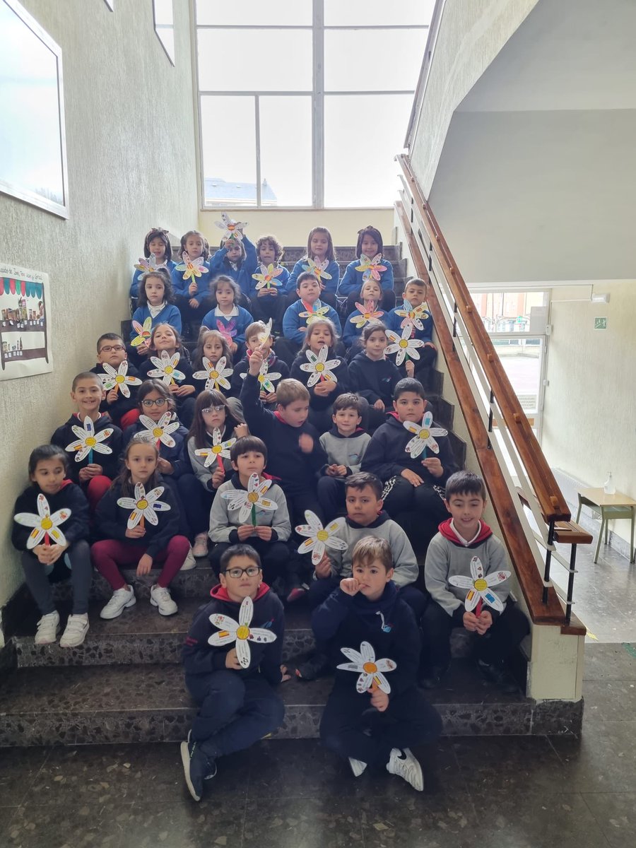 ccvirgenpenabem's tweet photo. El alumnado del 1° ciclo de Primaria del @ccvirgenpenabem @FundEducere os desea ¡feliz Día de la Constitución Española! 📖🇪🇸 https://t.co/nHu1ii76nK