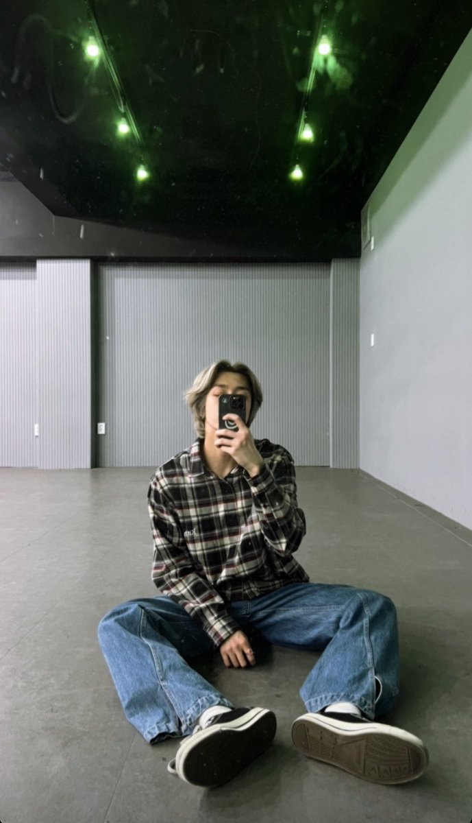 HyungwonThings's tweet photo. Cause I miss Hyungwon mirror selcas, here some #형원 https://t.co/blFExwFHf1
