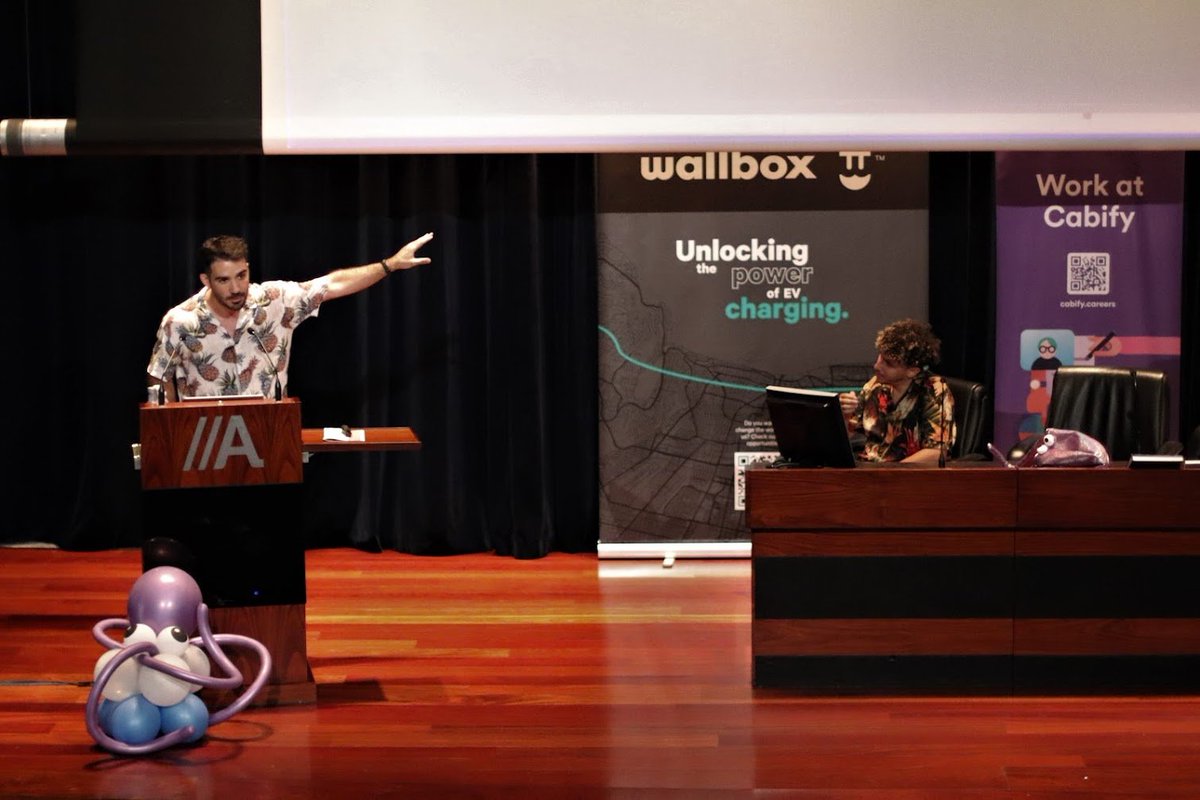 phpulpocon's tweet image. Llegaron los chicos de @codelyTv para el directo final con una puesta en escena dinámica e informal