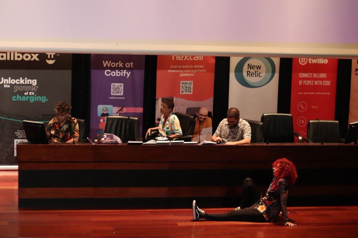 phpulpocon's tweet image. Llegaron los chicos de @codelyTv para el directo final con una puesta en escena dinámica e informal