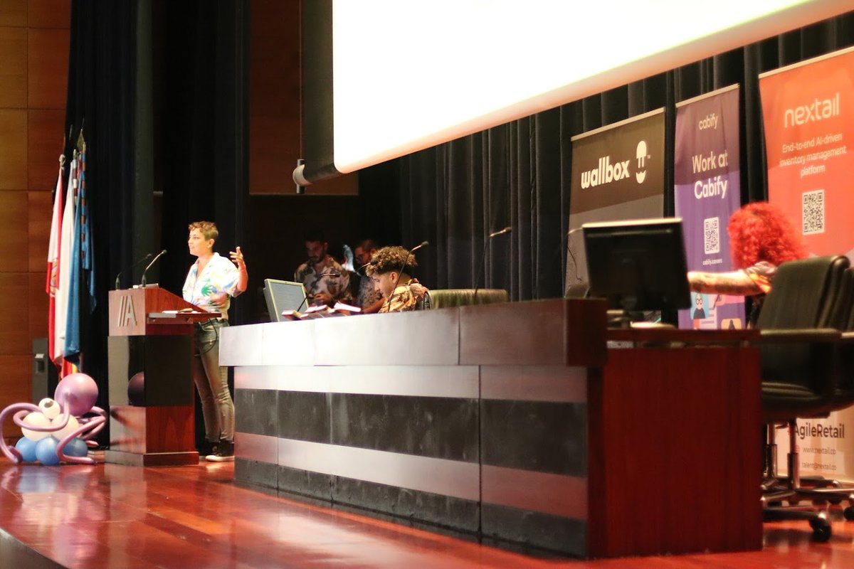 phpulpocon's tweet image. Llegaron los chicos de @codelyTv para el directo final con una puesta en escena dinámica e informal