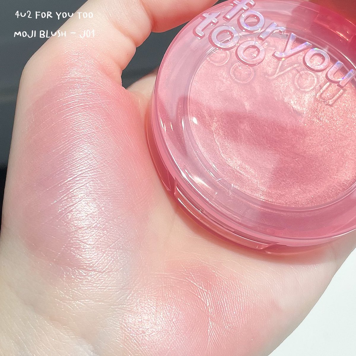 mychanita's tweet photo. บลัชออน 4U2 สี J01 เนื้อโมจิ บอกเลยว่าต้องมี ปัดแล้วดูแพงมาก ช่วงนี้อินโทนนี้สุดๆ ชมพูเหลือบๆ เล่นแสงสวยสะบัด แทบไม่ต้องปัดไฮไลท์เพิ่ม ใช้แปรงหรือนิ้วเกลี่ยก็ได้สำหรับเนื้อโมจิ ติดทนมากจริง ปัดหลายเลเยอร์ก็ไม่เป็นคราบ #รีวิว4U2 https://t.co/Y5RBUAtc1N