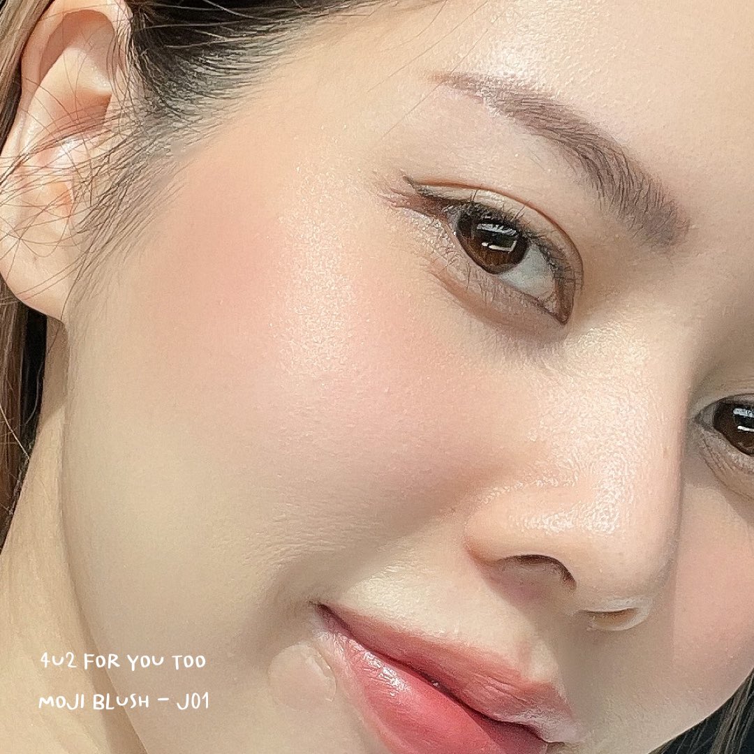 mychanita's tweet photo. บลัชออน 4U2 สี J01 เนื้อโมจิ บอกเลยว่าต้องมี ปัดแล้วดูแพงมาก ช่วงนี้อินโทนนี้สุดๆ ชมพูเหลือบๆ เล่นแสงสวยสะบัด แทบไม่ต้องปัดไฮไลท์เพิ่ม ใช้แปรงหรือนิ้วเกลี่ยก็ได้สำหรับเนื้อโมจิ ติดทนมากจริง ปัดหลายเลเยอร์ก็ไม่เป็นคราบ #รีวิว4U2 https://t.co/Y5RBUAtc1N