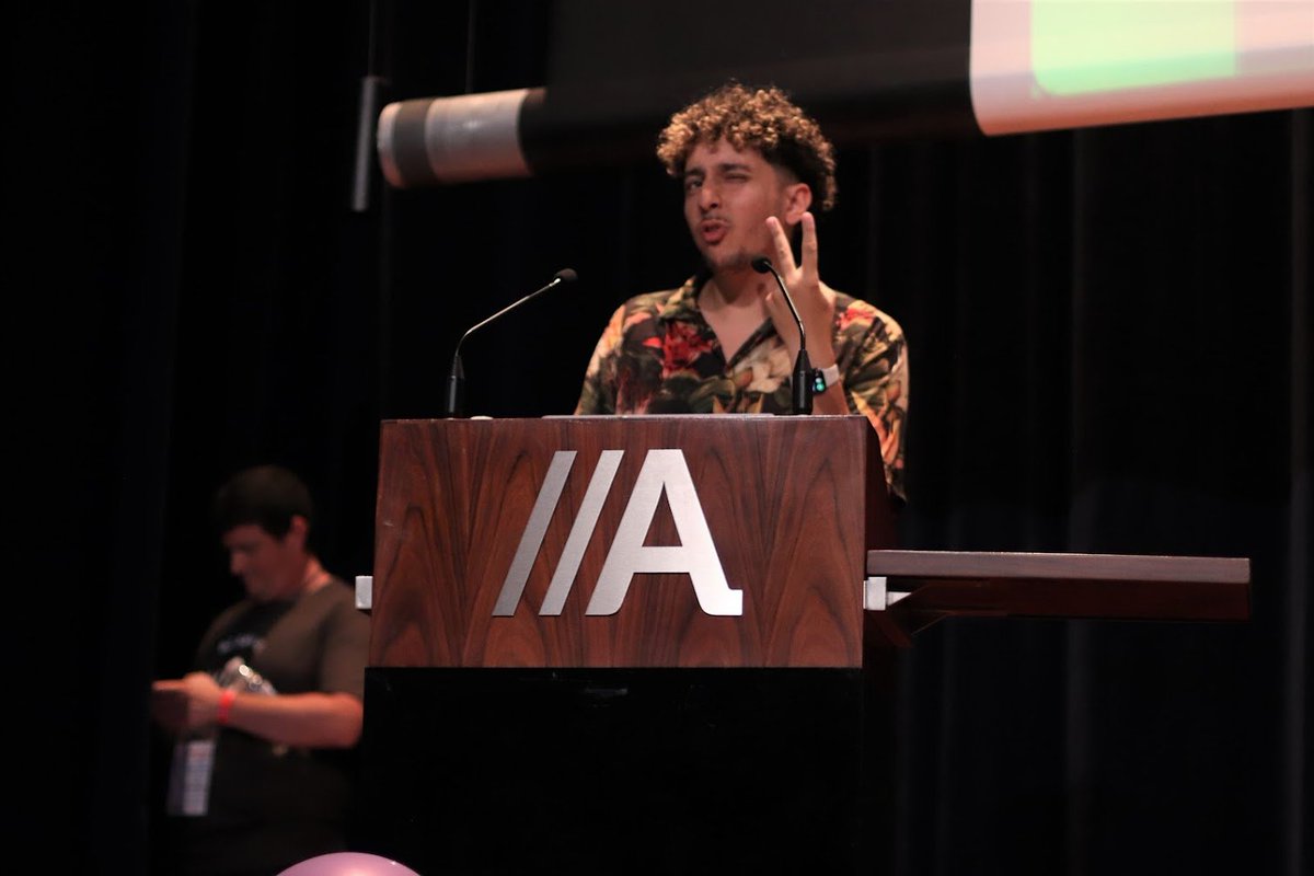 phpulpocon's tweet image. Llegaron los chicos de @codelyTv para el directo final con una puesta en escena dinámica e informal