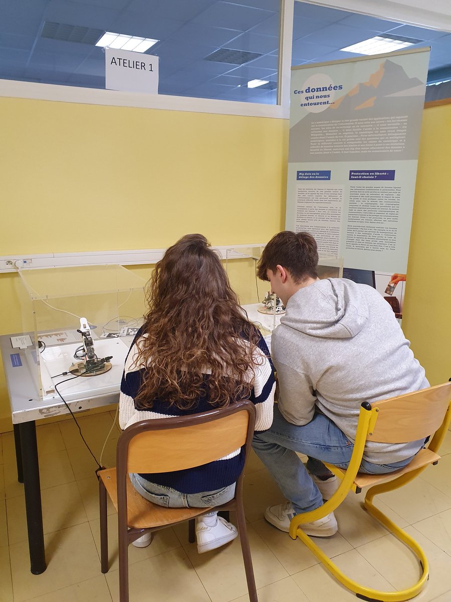 SylvieVitel's tweet image. Exposition #HomoNumericus @Inria_Nancy installée avec #cordéesdelareussite @LPOJullyStAvold. Disponible pour tous les élèves du secteur. Jeu immersif #inside #Cards @Projet_eTAC. Intérêt des adultes et motivation des élèves.